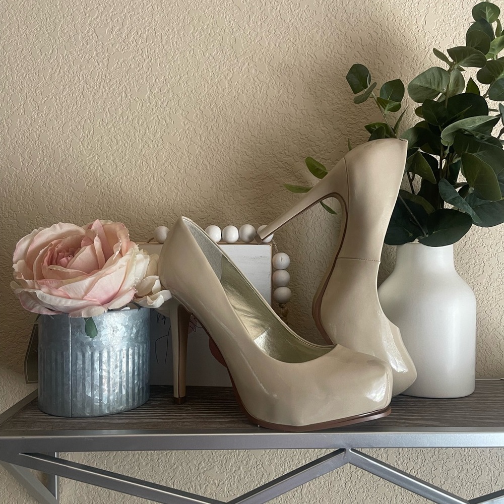 Guess Cream Pumps 5 inch heal 7.5 M